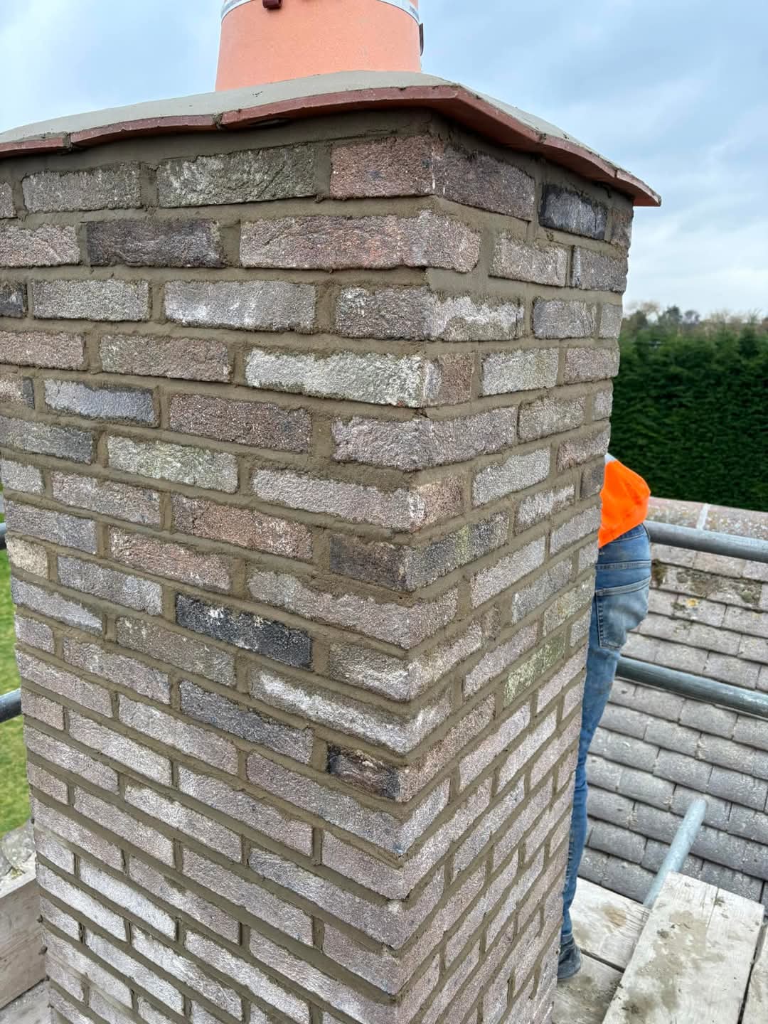 Flat roof installation on an extension